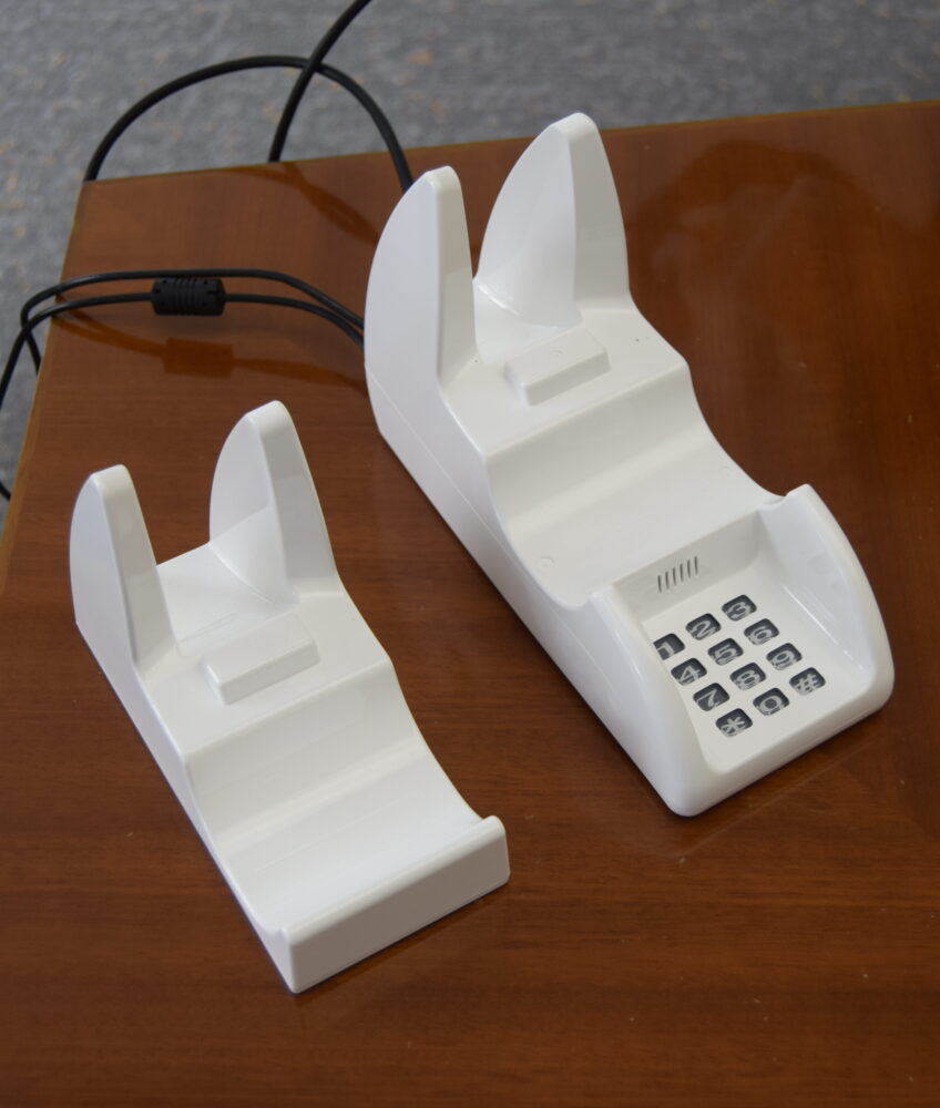 操作部を取り外した初代Hi-CARA（左）とHi-CARA2の台座。新モデルは暗証番号入力用のテンキーを一体化した