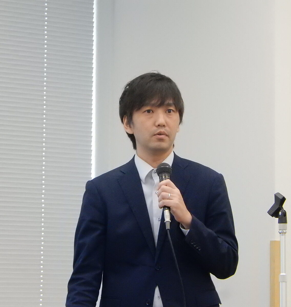 ロームの山口統括部長は、AI時代のインフラを支えるソリューションなどを説明