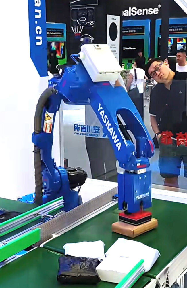 安川電機系合弁会社が出展した産業用ロボット（北京市提供・時事）