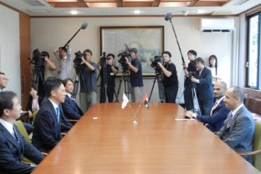データセンター巡り意見交換　秋田　国内最大、UAE大使が知事・市長と