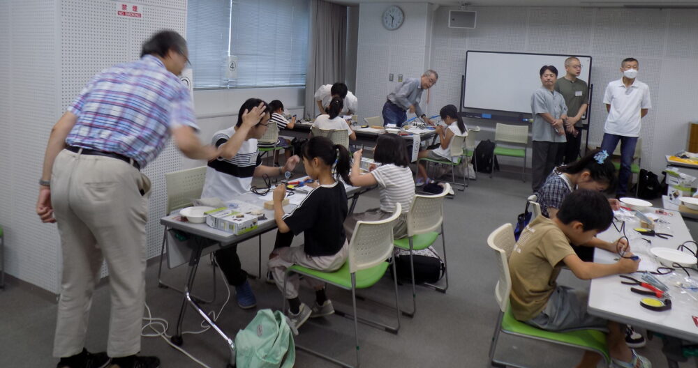 児童に電子工作を丁寧に指導する講師
