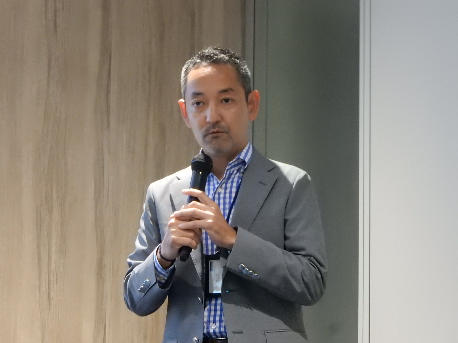 東京オフィスリニューアルについて説明する倉上本部長
