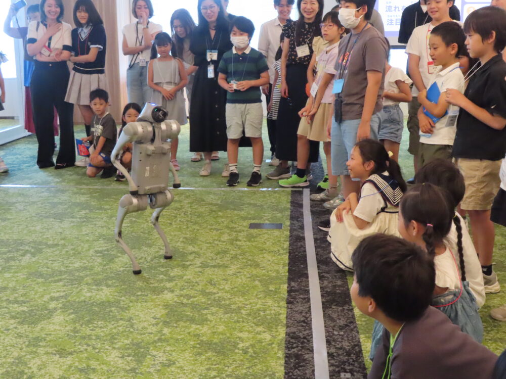 ４本のあしで動くロボットに驚く子供たち