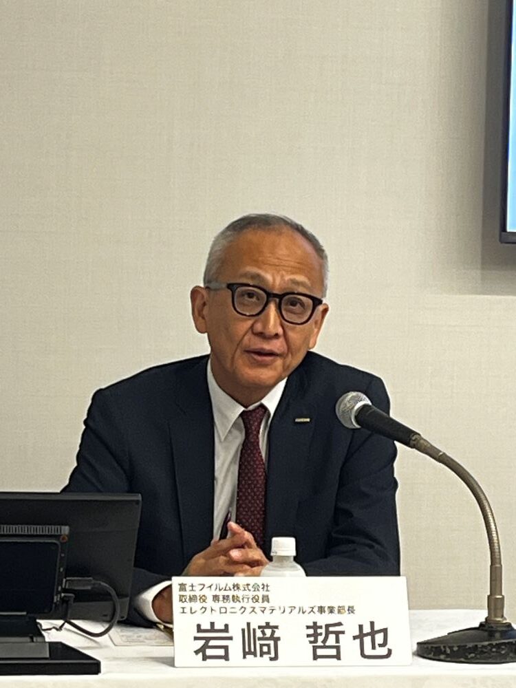 説明会で新棟の狙いを説明する富士フイルムの岩﨑取締役専務執行役員