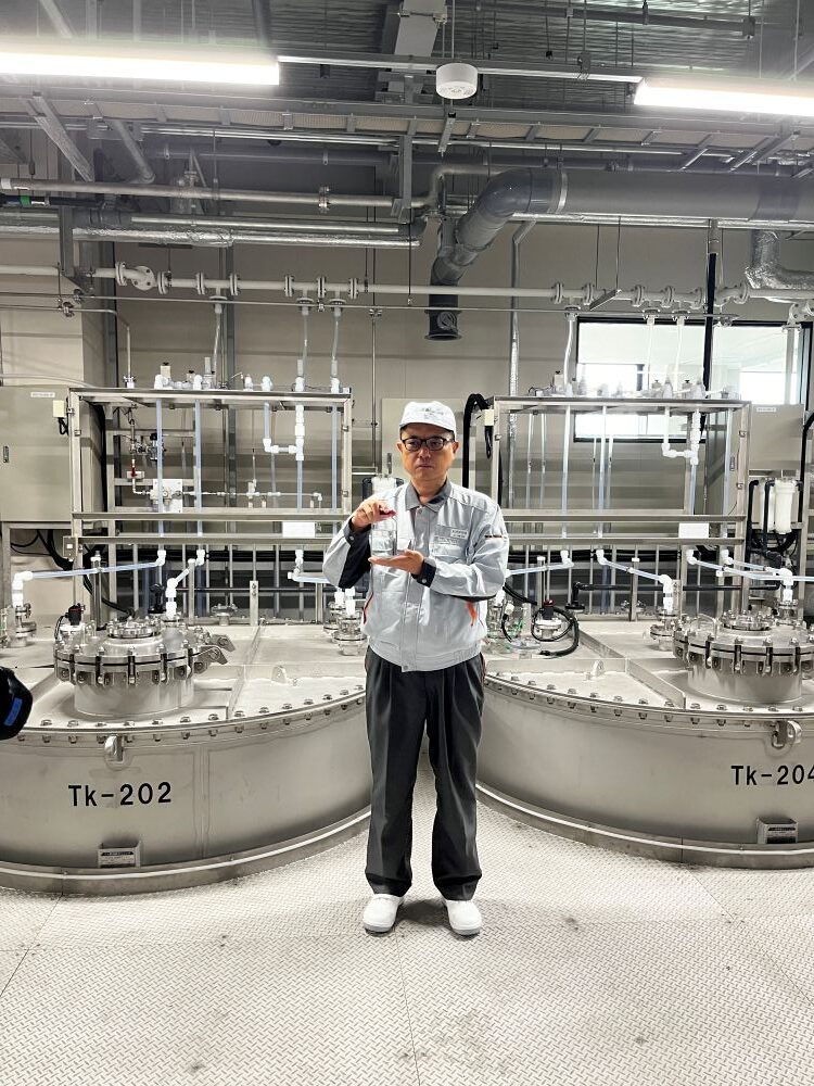ポストCMPクリーナーを手にする加藤進也製造部長