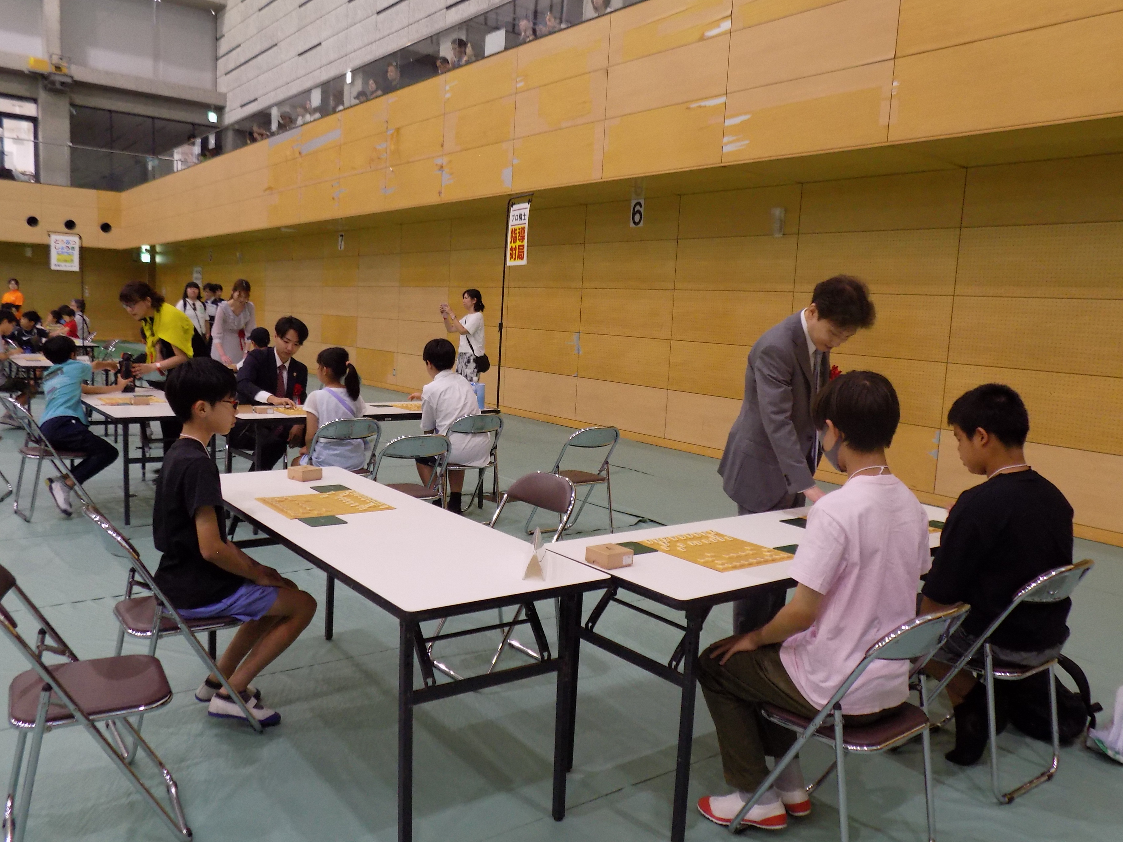 プロ棋士による指導対局も行った