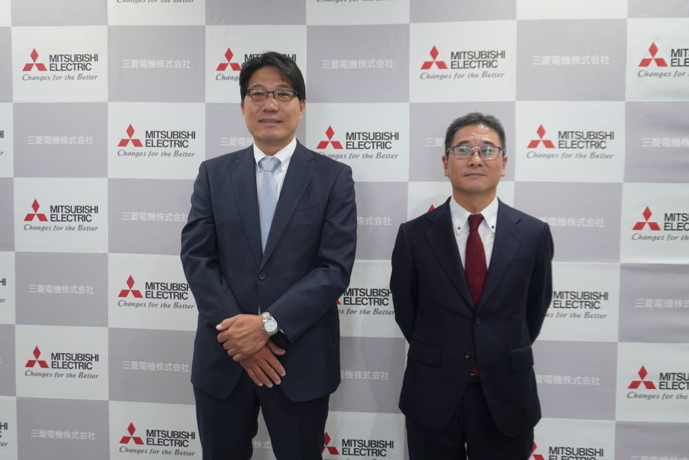 三菱電機の濱本インフラビジネスエリアエネルギーシステム事業本部長（左）と吉村所長
