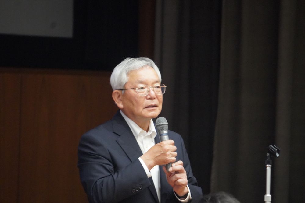 あいさつする髙橋会長