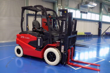 ロジスネクスト、バッテリー式フォークリフトの高性能仕様車を発売　エンジン車並みの性能