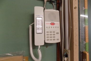TOA・VIVA・松電工、東大阪の上四条小に「すくーるインカム」導入　非常通報や教室間通話を実現