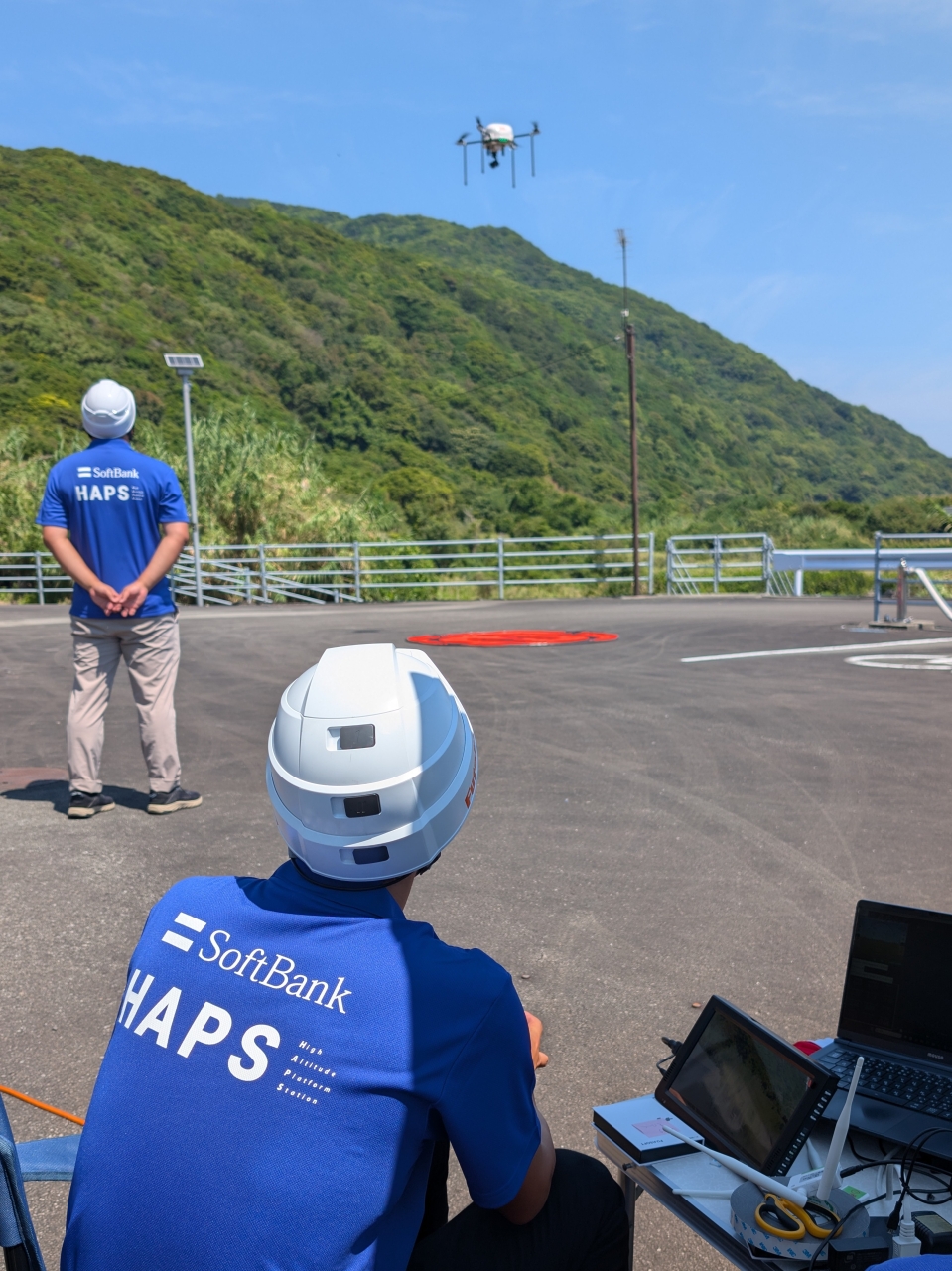 HAPS経由でドローンの遠隔制御と映像伝送を検証するソフトバンクの担当者（提供＝同社）