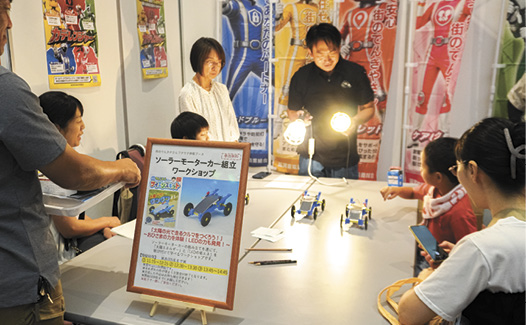 ソーラーモーターカーで白熱電球とLED電球の違いを説明