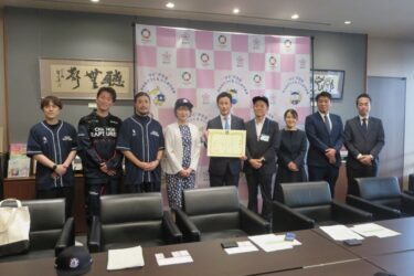 ビックカメラ、豊島区から感謝状贈呈　区内の小中学生にオリジナルキャップ配布