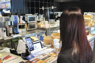 【次世代型店舗　買い物と暮らしを変える】顔で決済、スマホで商品比較　AIが顧客と働く人を支援