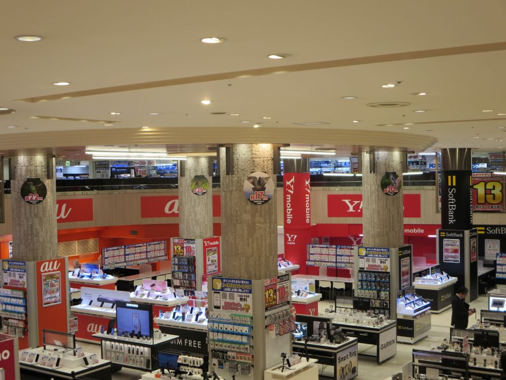 百貨店の吹き抜け空間を活用した開放感のある店内を実現
