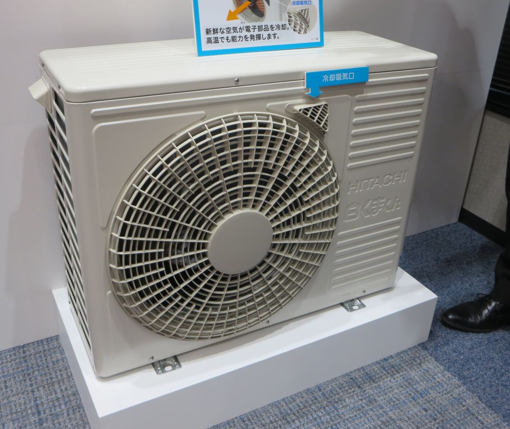 正面に冷却吸気口を搭載した酷暑対応室外機