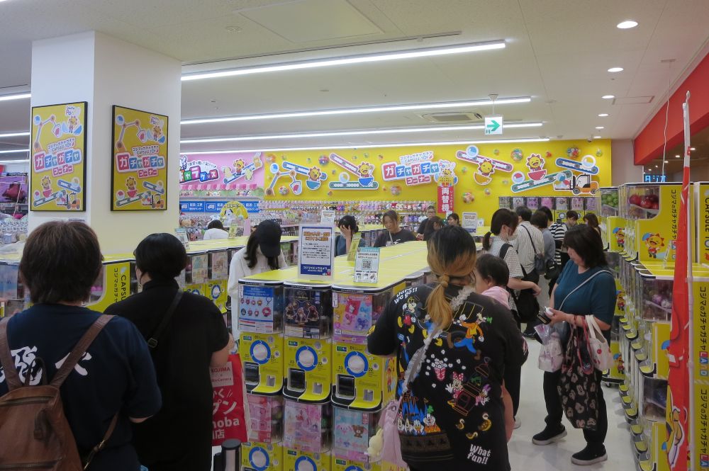 若い女性をメインターゲットとしたカプセルトイコーナーも設置