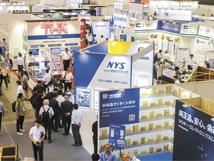 出展企業のブースを見て回る来場者＝昨年の様子