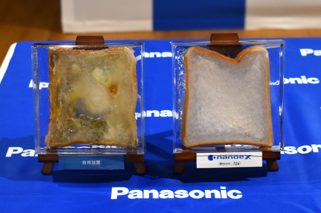 新ナノイーXデバイスを一定期間照射した食パンと自然放置した食パン（左）。新ナノイーXを照射した食パンは見た目に変化が見られない