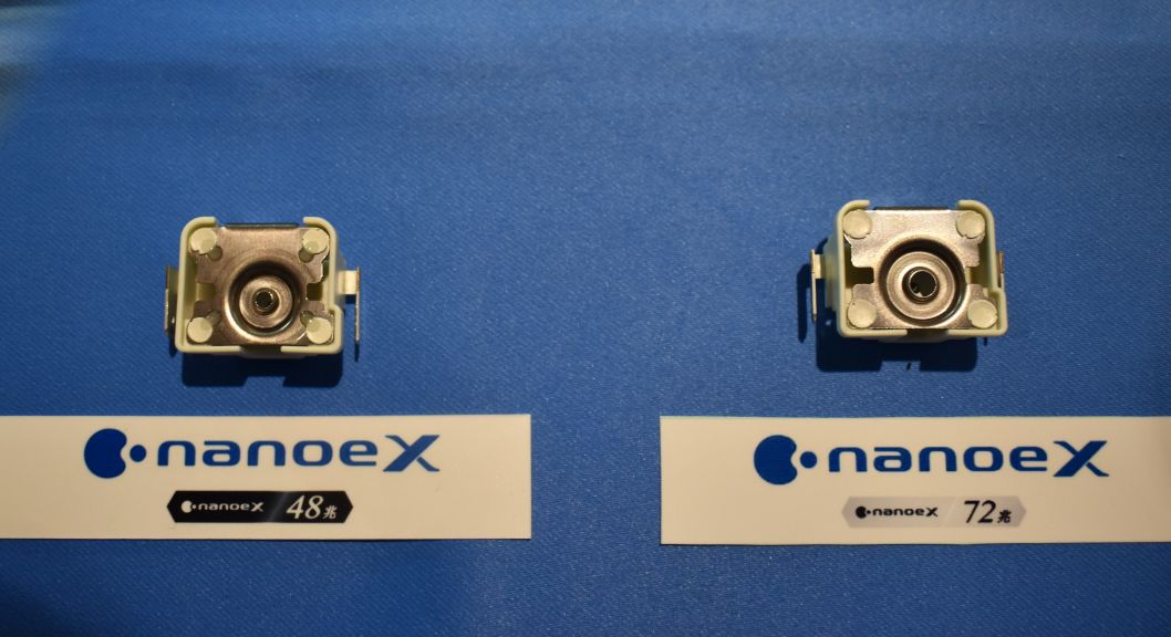 新開発したナノイーX（72兆）　左は現在の最高レベルのOHラジカル発生量を誇るナノイーX（48兆）
