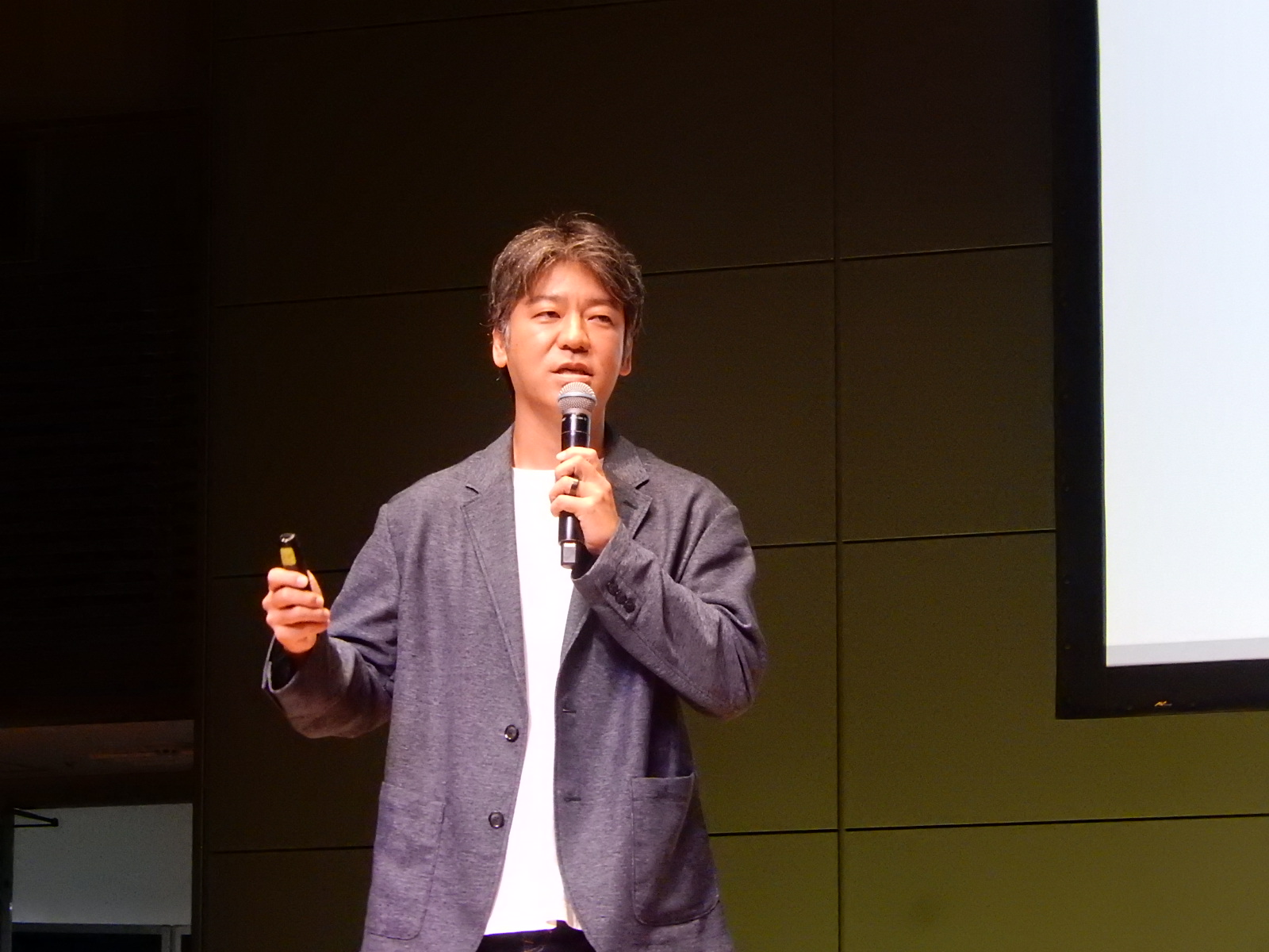 開発の背景などを説明する杉江社長