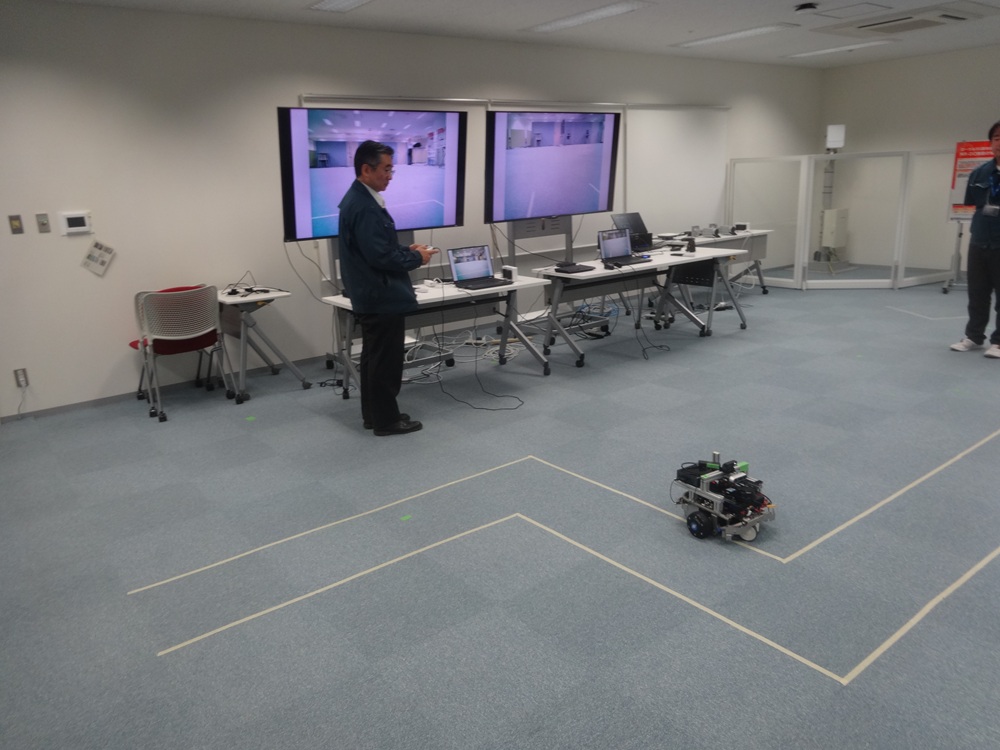 5Gを活用してロボットを操作する様子