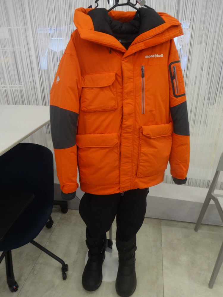第68次南極地域観測隊で使用予定の羽毛服も展示された