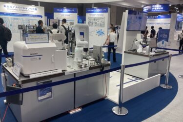 堀場製作所、自動・自律実験の実現へ　分析・科学機器展「JASIS」で自動化システムをアピール
