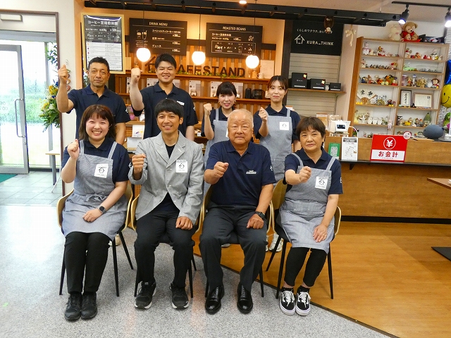 気合を入れるスタッフ。前列右から2人目が清山三郎社長、同3人目が清山幸助店長