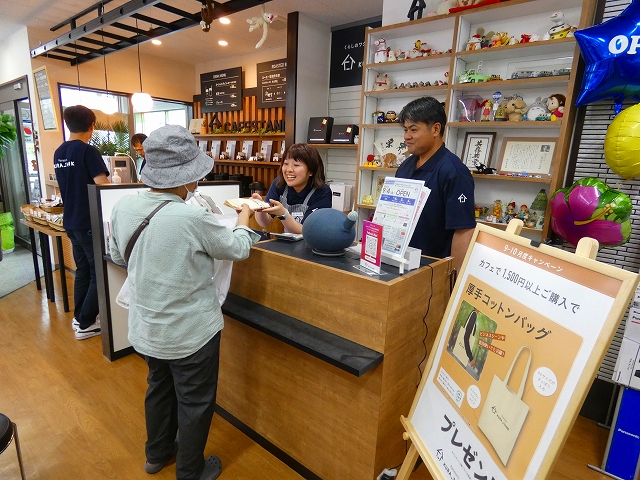 レジ前に掲示されたオープンキャンペーンの案内。カフェの利用額に応じてトートバッグを進呈