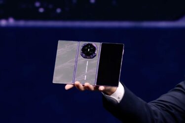 中国ファーウェイ、新型「三つ折りスマホ」発表　独自開発の半導体チップを初搭載
