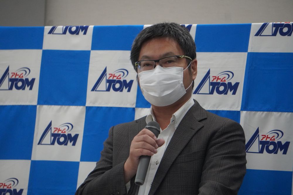 あいさつする井坂会長