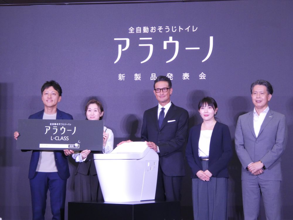 新製品発表会には松岡さんも登壇した