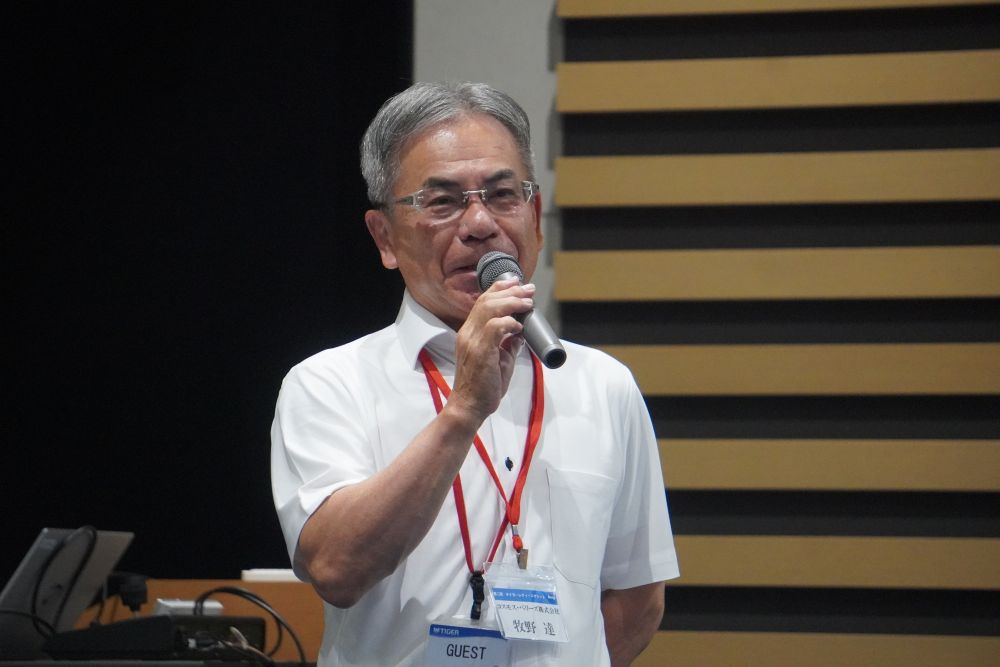 あいさつする牧野社長