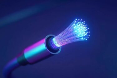 ベライゾン、コーニングと大型光ファイバー供給契約　AI基盤と通信網拡大を加速