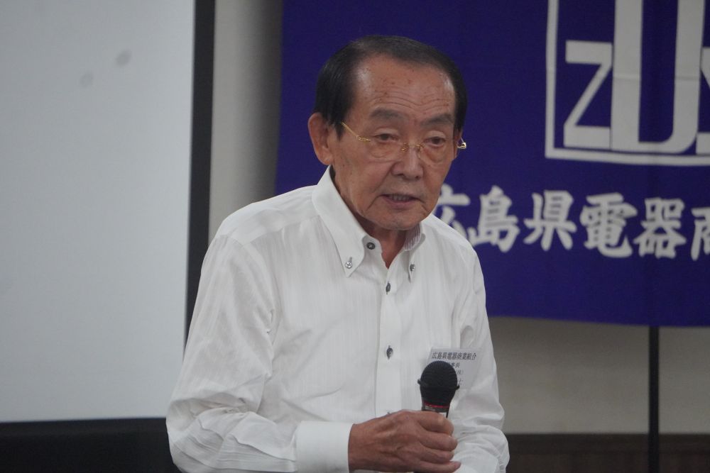 あいさつする尾藤理事長