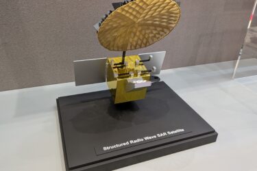 日立、宇宙からインフラ・災害を3次元監視　「構造化電波」の放射技術を開発　