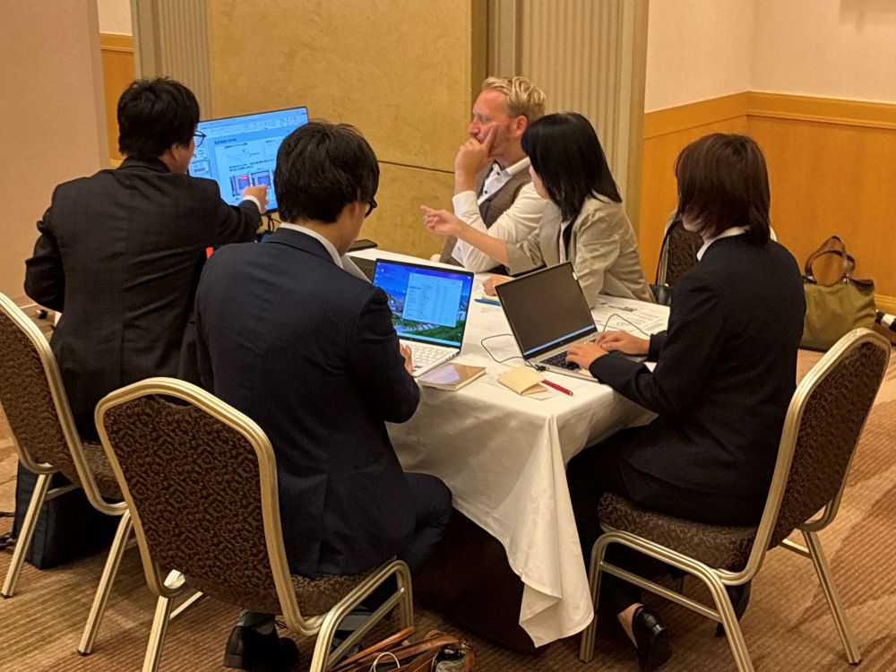 ドイツ側と日本側の参加者が意見を交わした商談会（ジェトロ提供）