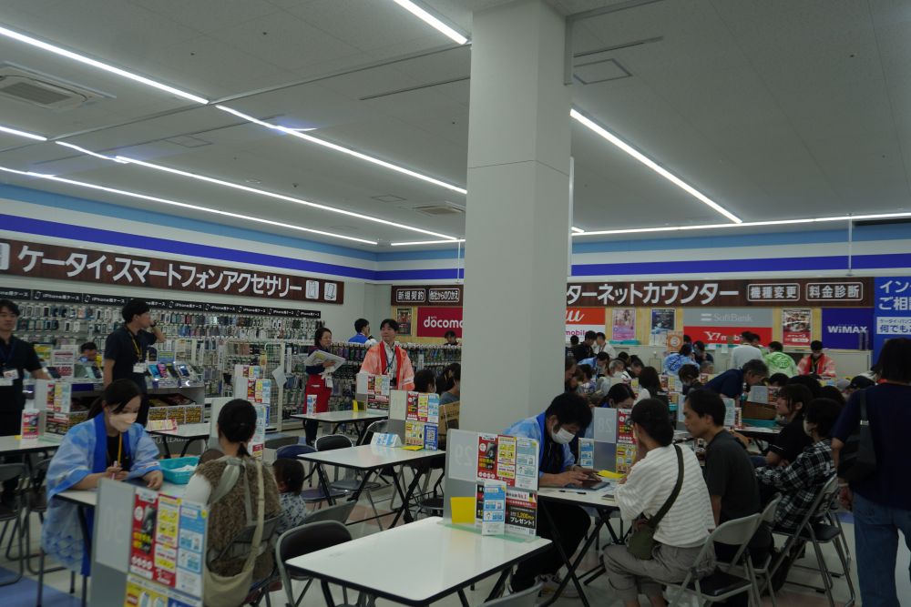 オープン当日にぎ賑わう携帯電話コーナー