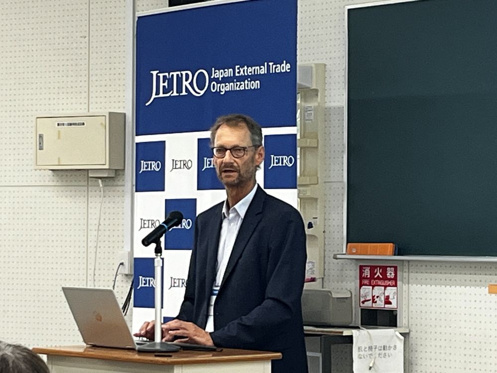 山形大学との共同研究を説明するフラウンホーファーEMFTのクリストフ・ランデスベルガー氏