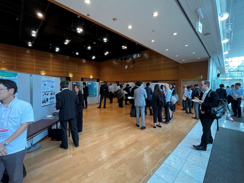 日独の企業や大学が出展したポスターセッション会場
