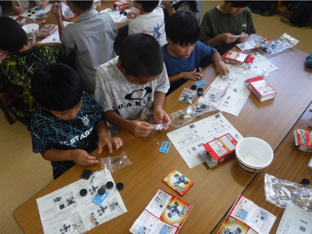 ソーラーカーを組み立てる子供たち