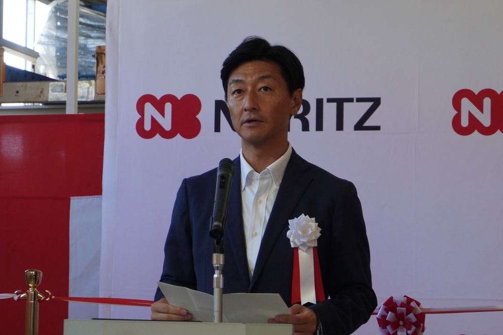 あいさつする新田社長