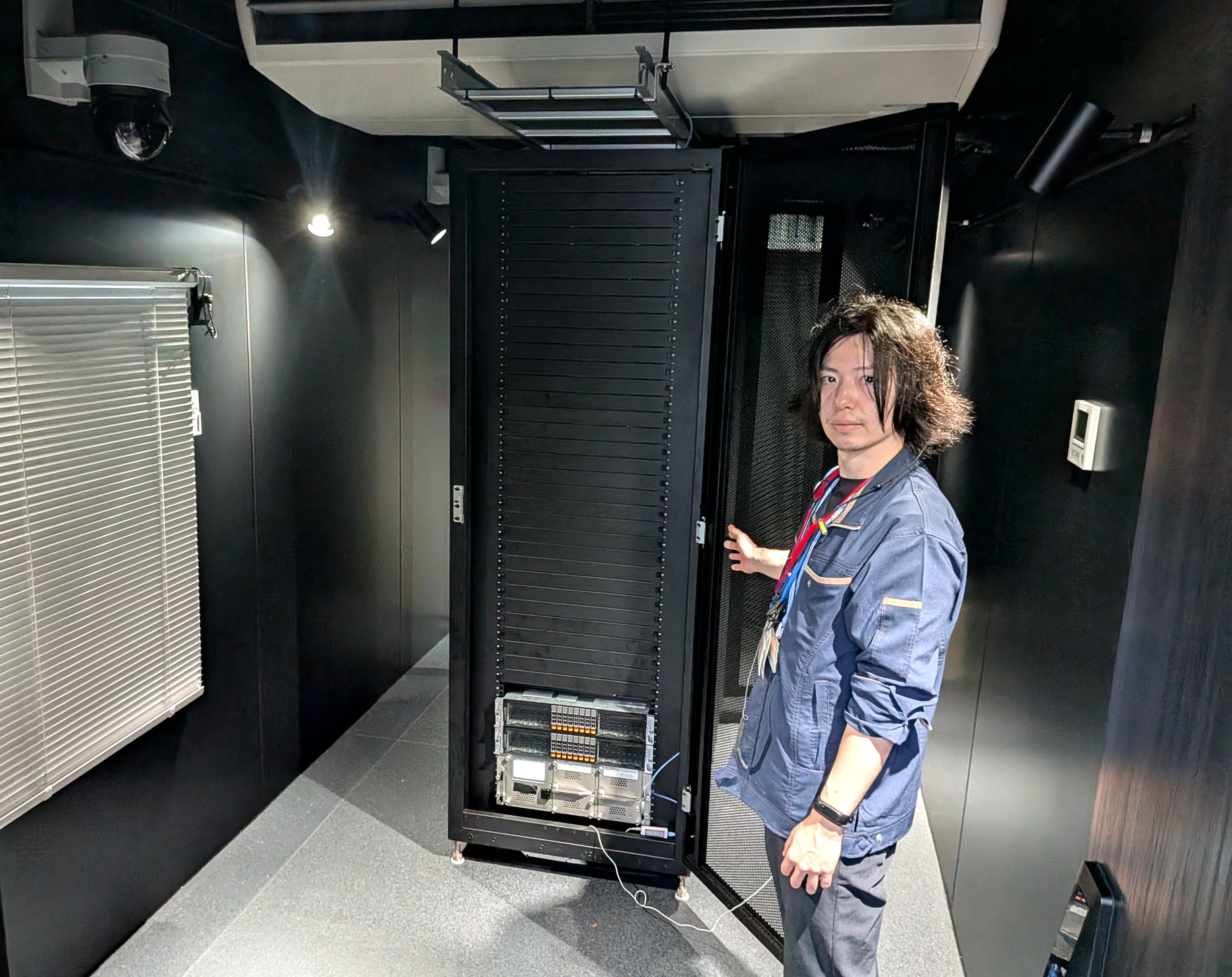 サーバーラックなどを収容したコンテナ型DCの内部