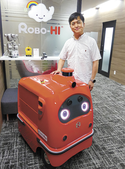 自動運転配送ロボット「DeliRo（デリロ）」を紹介する谷口社長