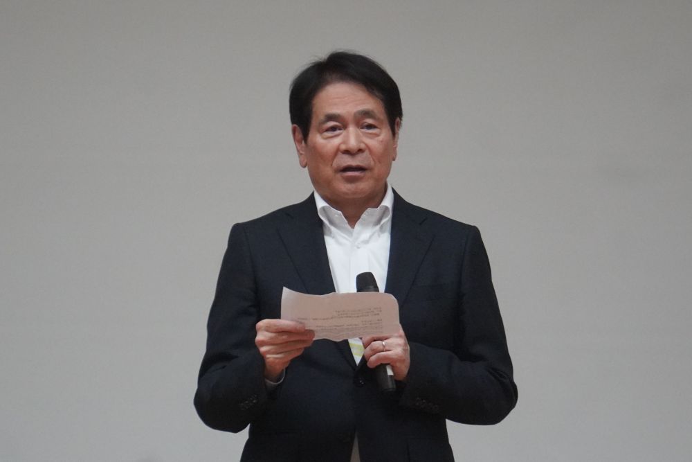 あいさつする照明学会の伊藤会長