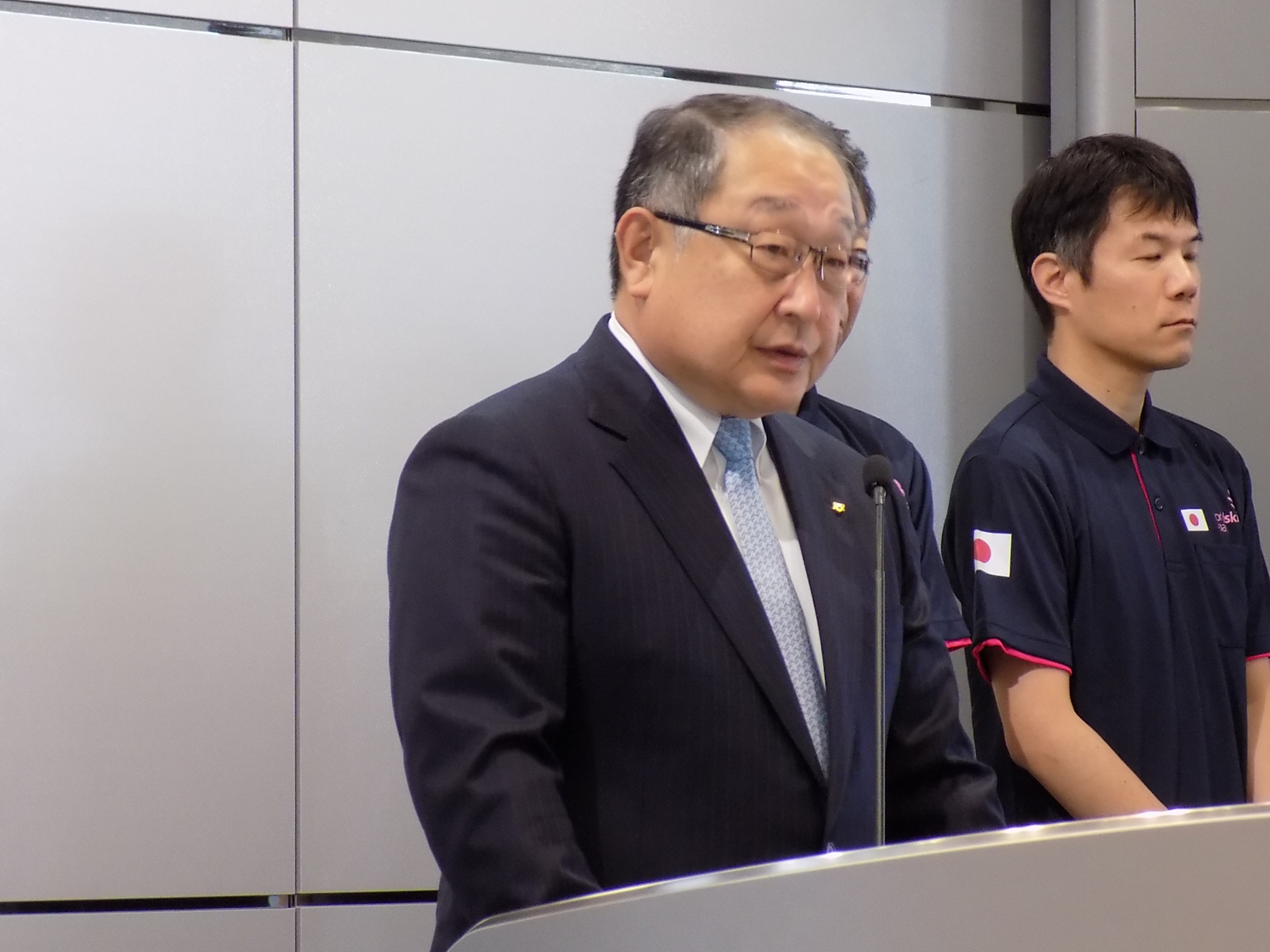 あいさつするきんでんの吉増社長