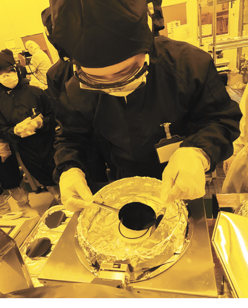 半導体製造の実習の様子。参加者はクリーンウエアを着用して作業を体験する（写真提供＝東北大学）