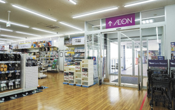 連絡通路のそばには家具や雑貨の売り場を展開
