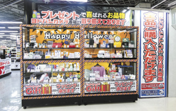 連絡通路には商品を展示